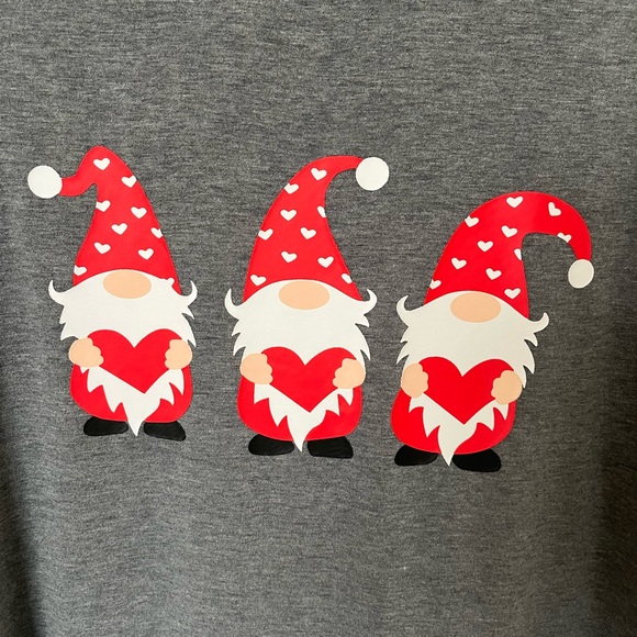 Ladies Women’s Gnome Heather Gray T-shirt Large 3 Gnomes Holding Hearts - Picture 3 of 10